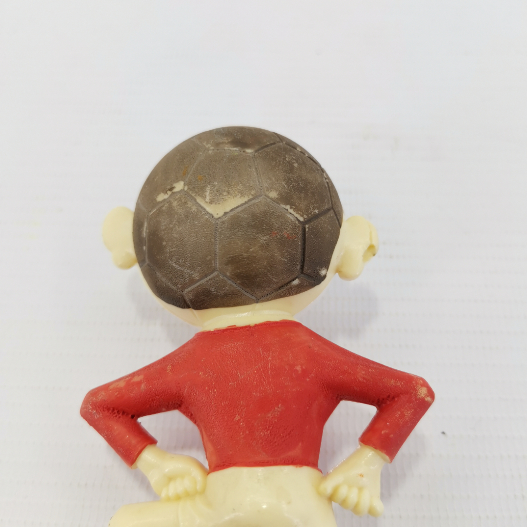 Статуэтка "Футболист", пластик, высота 11 см, трещины на голове. Картинка 4